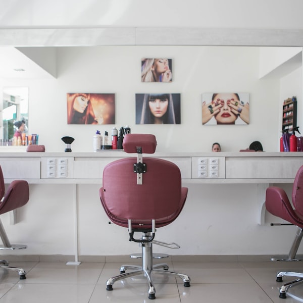 Salon interior Para Ella Azizi Riviera